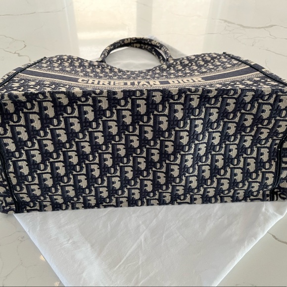 Door Large Oblique Book Tote - Picture 5 of 13